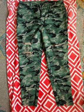 Women’s Camouflage Jeggings with Distressed Knees - Green Camo XL